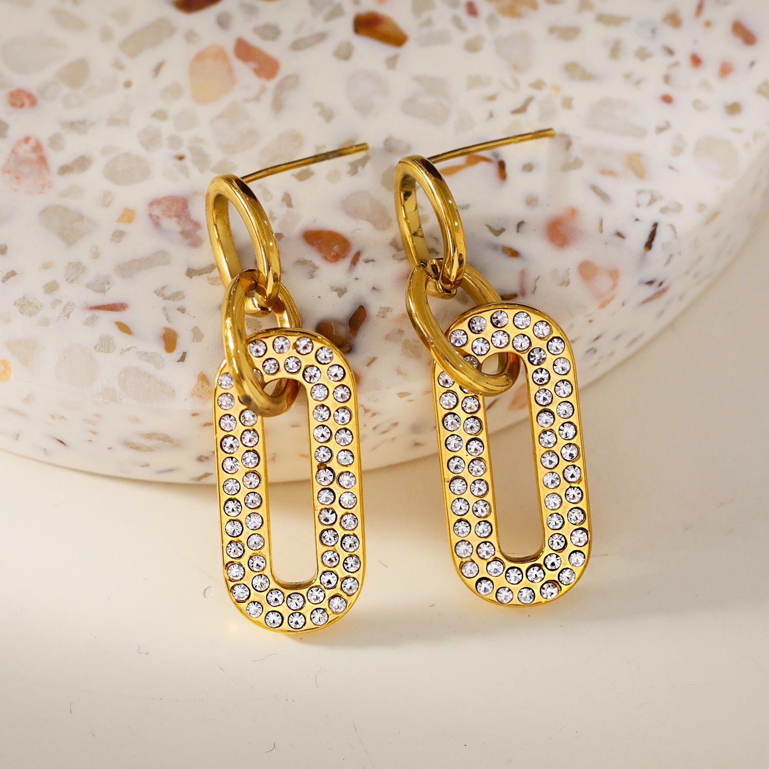 LAIA : Boucles d'oreilles rectangulaires arrondies serties de pierres précieuses en zircone.