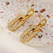 LAIA : Boucles d'oreilles rectangulaires arrondies serties de pierres précieuses en zircone.