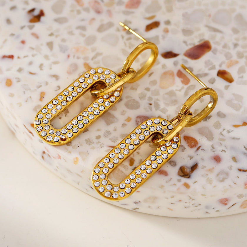 LAIA : Boucles d'oreilles rectangulaires arrondies serties de pierres précieuses en zircone.