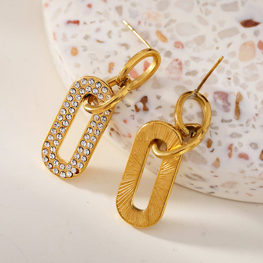 LAIA : Boucles d'oreilles rectangulaires arrondies serties de pierres précieuses en zircone.
