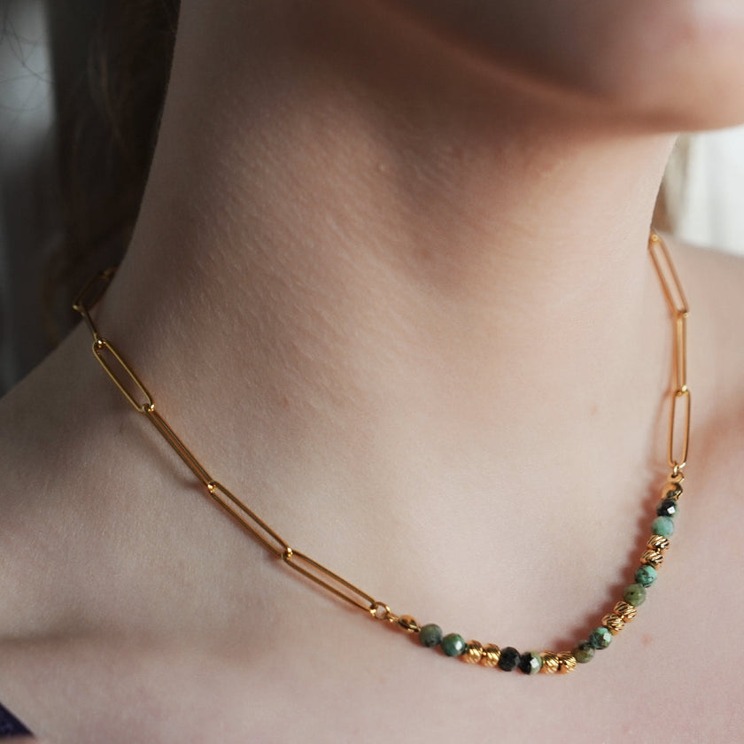 LAIMA : Collier chaîne à maillons en papier doré et pierres de turquoise africaine.
