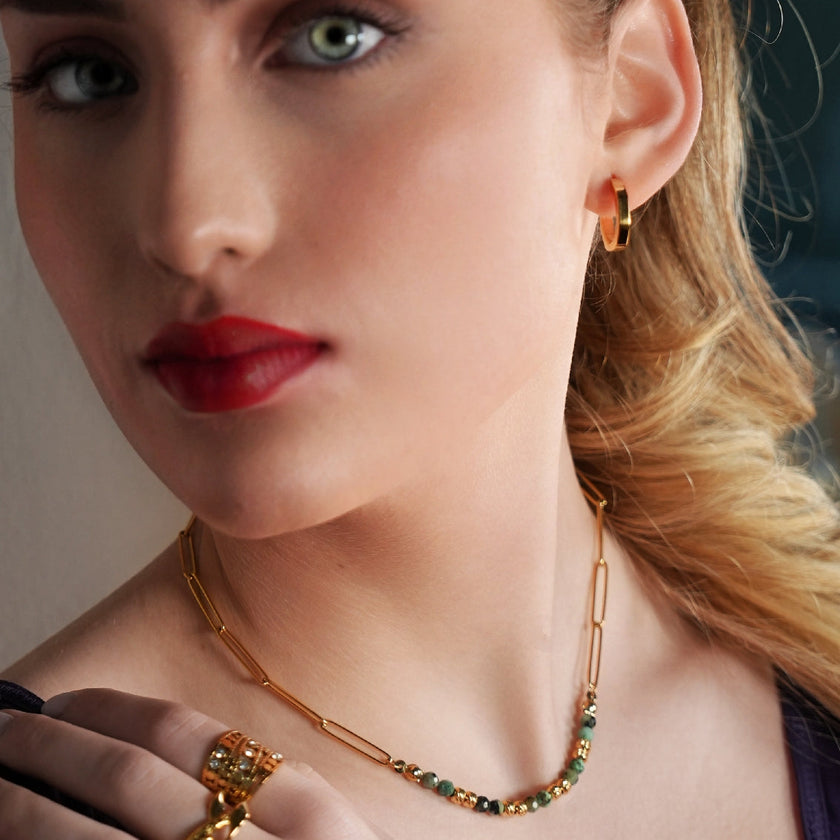LAIMA : Collier chaîne à maillons en papier doré et pierres de turquoise africaine.