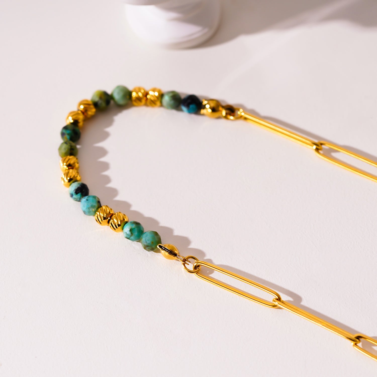 LAIMA : Collier chaîne à maillons en papier doré et pierres de turquoise africaine.