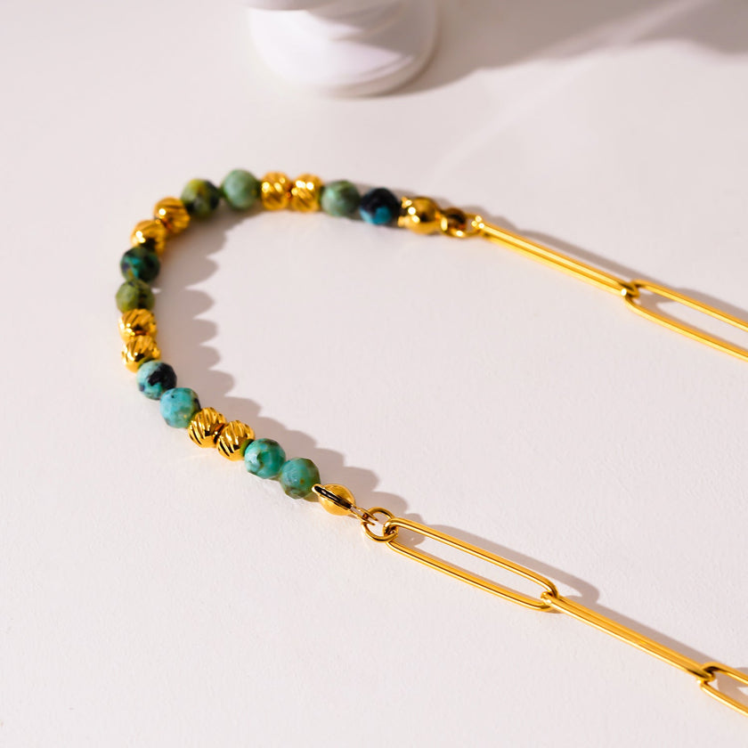 LAIMA : Collier chaîne à maillons en papier doré et pierres de turquoise africaine.