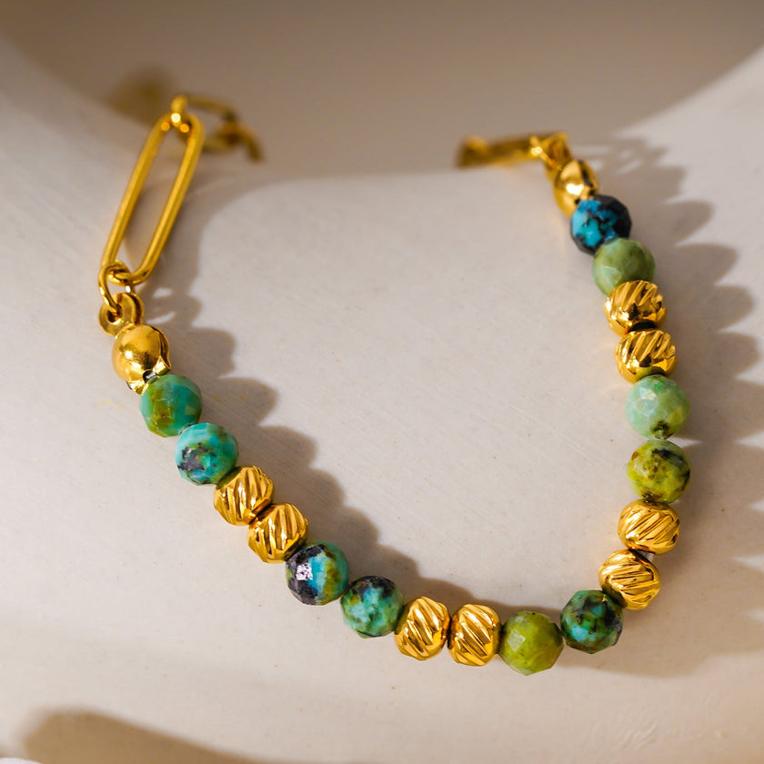LAIMA : Collier chaîne à maillons en papier doré et pierres de turquoise africaine.