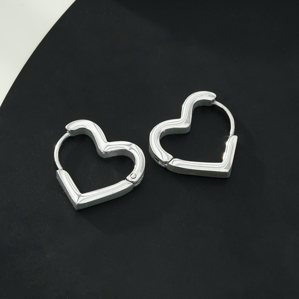 LARAZINA Or Blanc (Couleur Argent) : Boucles d'oreilles Chic en Forme de Coeur pour un Port Quotidien – Adorez Votre Look, Chaque Jour