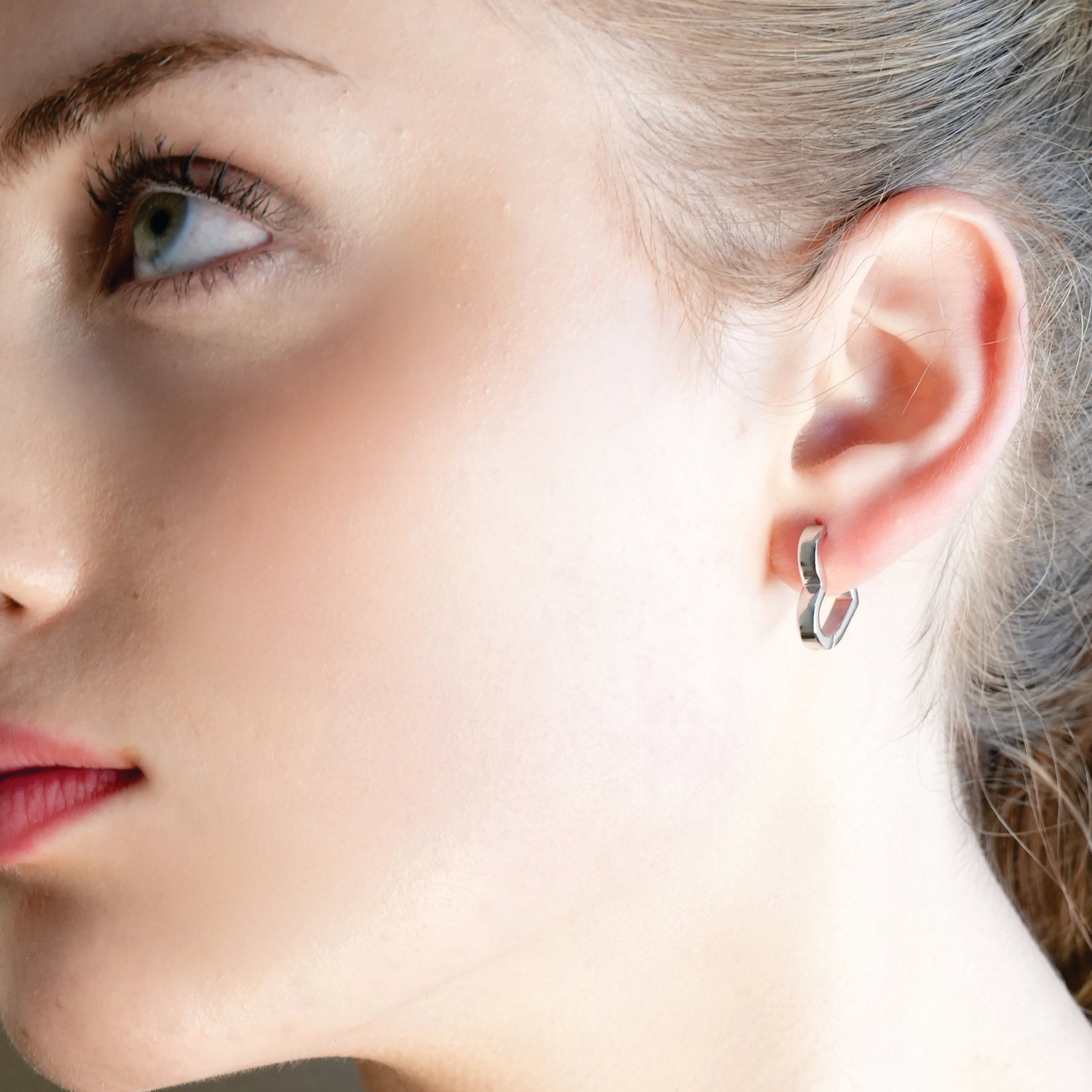 LARAZINA Or Blanc (Couleur Argent) : Boucles d'oreilles Chic en Forme de Coeur pour un Port Quotidien – Adorez Votre Look, Chaque Jour