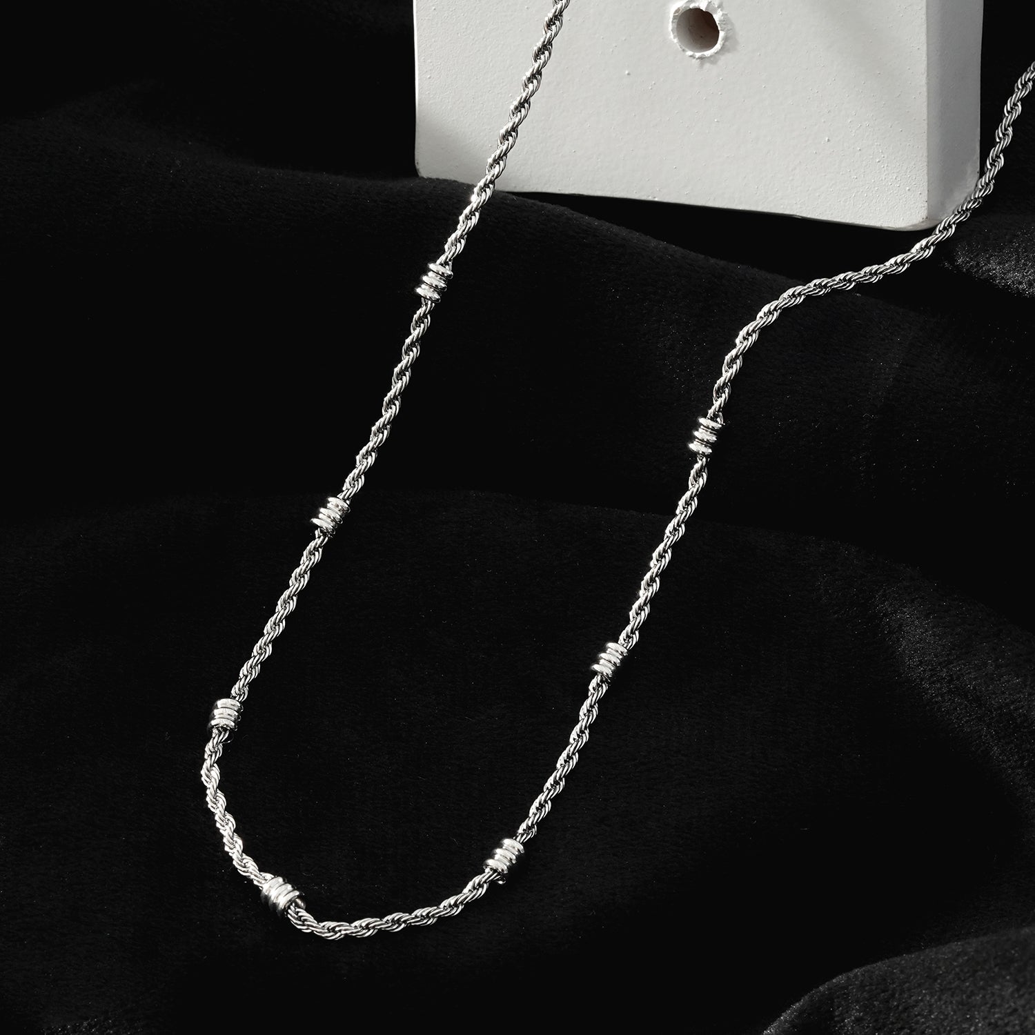 Collier à chaîne torsadée perlée en or blanc argenté de LEMOGES