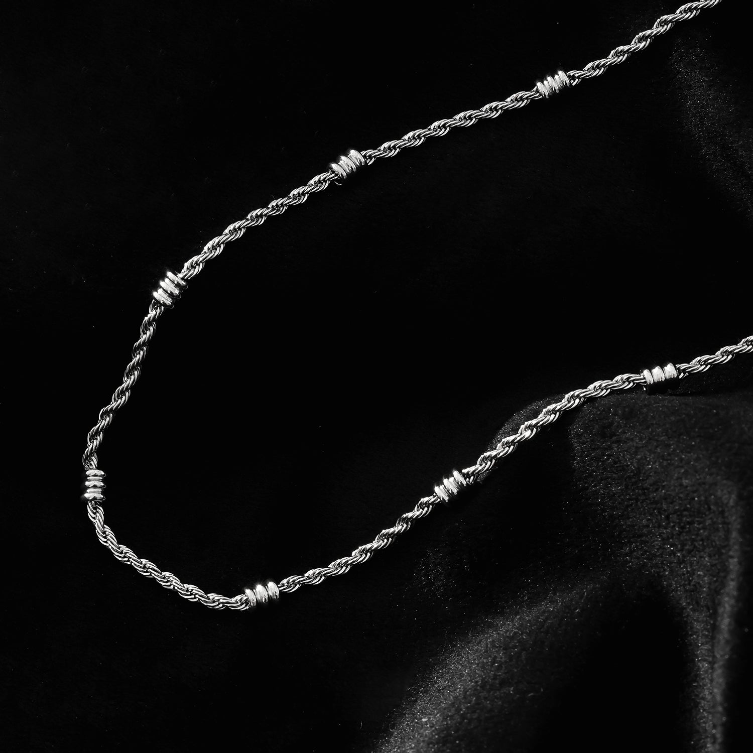 Collier à chaîne torsadée perlée en or blanc argenté de LEMOGES