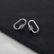 Boucles d'oreilles à mousqueton en argent LENNON avec accents de zircone pavée.