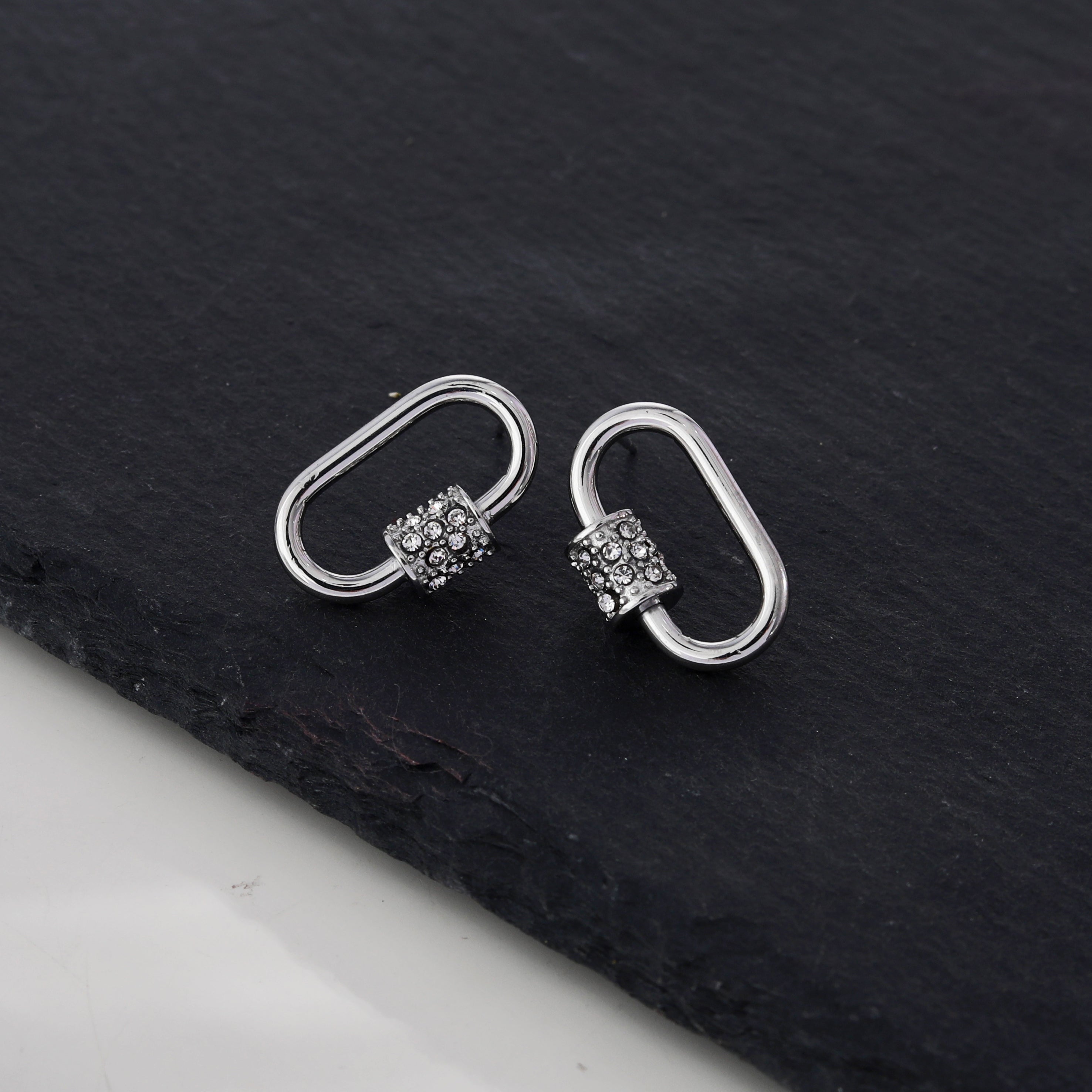 Boucles d'oreilles à mousqueton en argent LENNON avec accents de zircone pavée.
