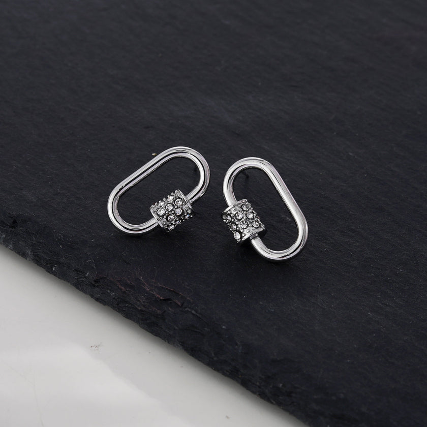 Boucles d'oreilles à mousqueton en argent LENNON avec accents de zircone pavée.