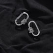 Boucles d'oreilles à mousqueton en argent LENNON avec accents de zircone pavée.
