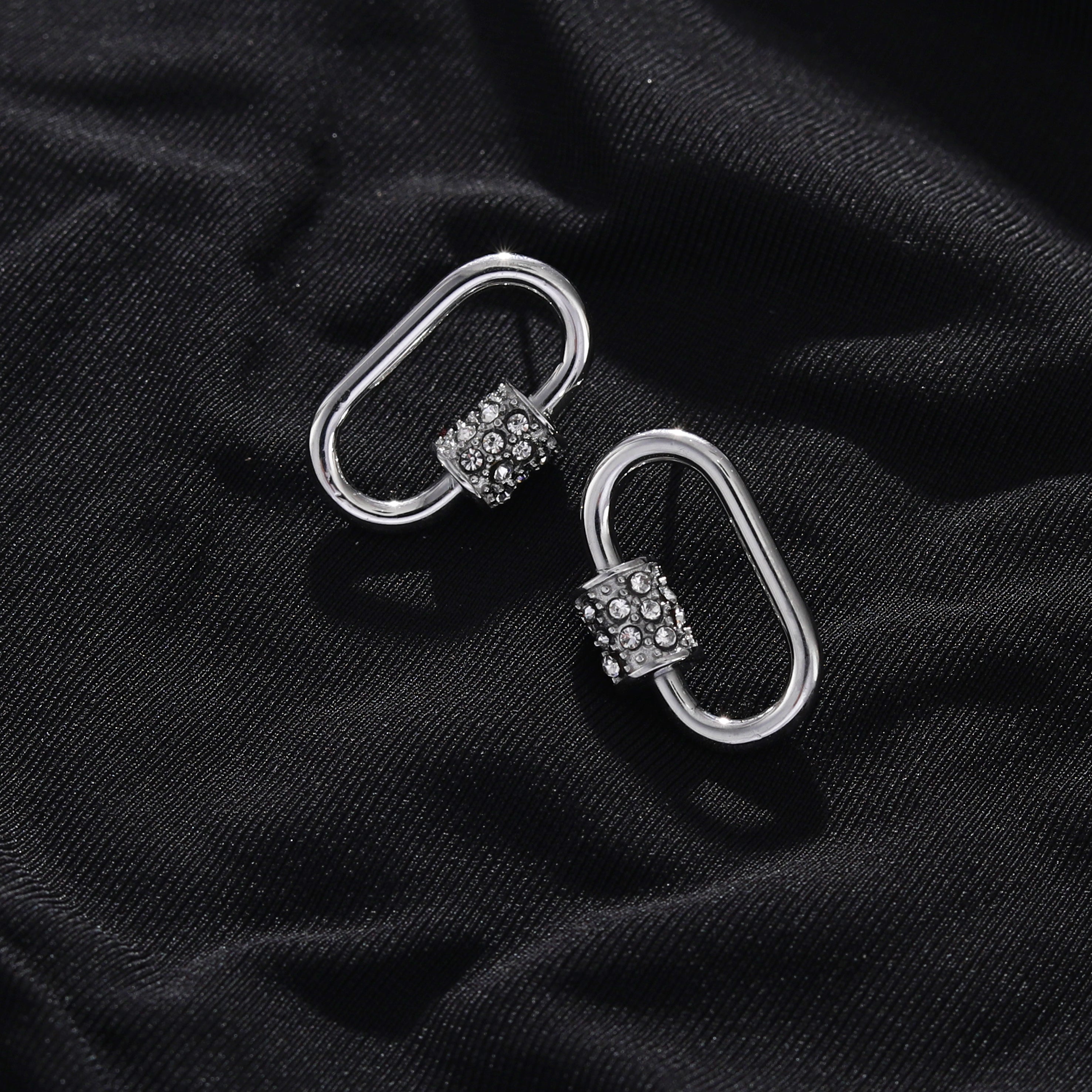 Boucles d'oreilles à mousqueton en argent LENNON avec accents de zircone pavée.