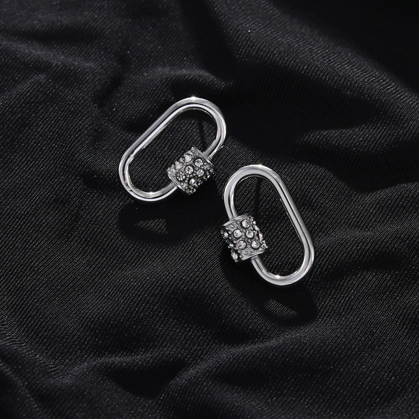 Boucles d'oreilles à mousqueton en argent LENNON avec accents de zircone pavée.