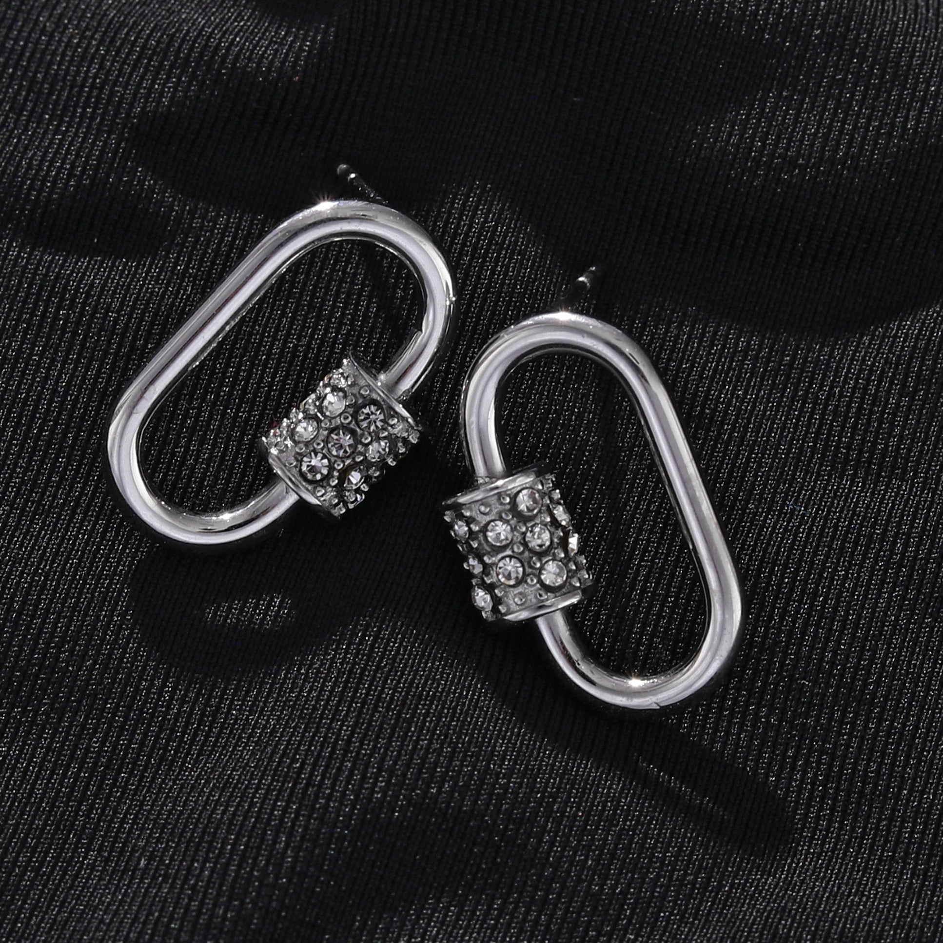 Boucles d'oreilles à mousqueton en argent LENNON avec accents de zircone pavée.