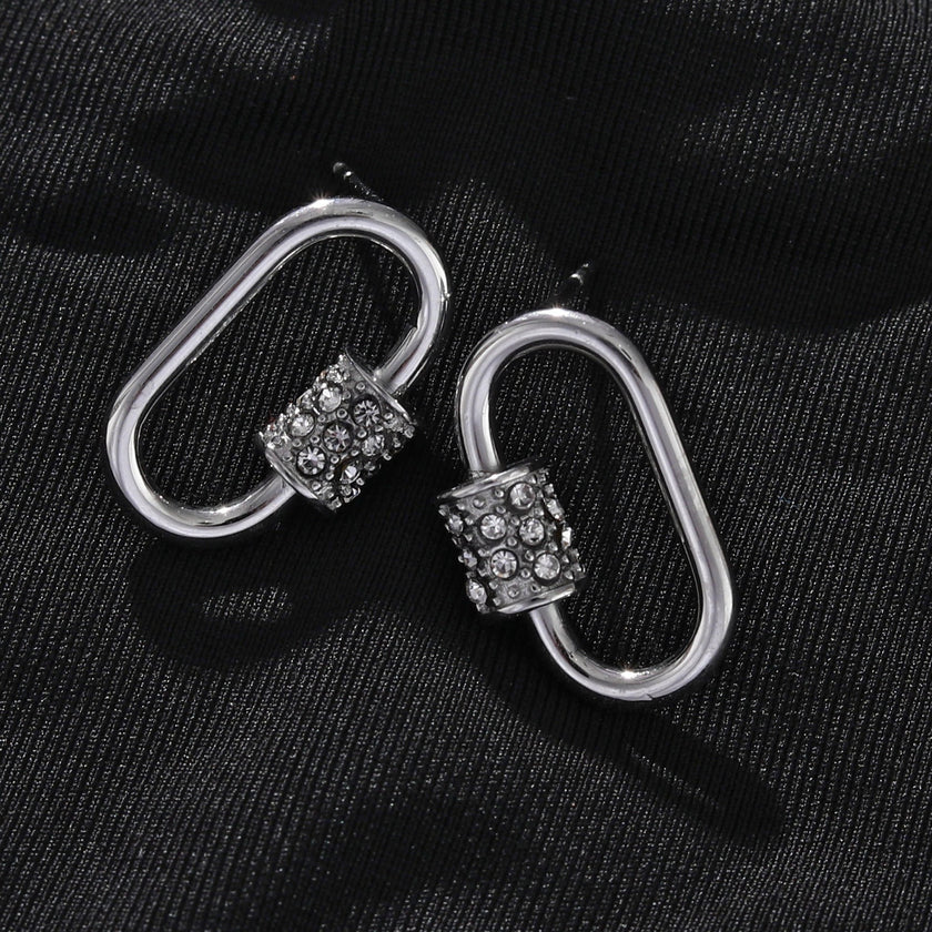 Boucles d'oreilles à mousqueton en argent LENNON avec accents de zircone pavée.