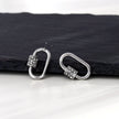 Boucles d'oreilles à mousqueton en argent LENNON avec accents de zircone pavée.