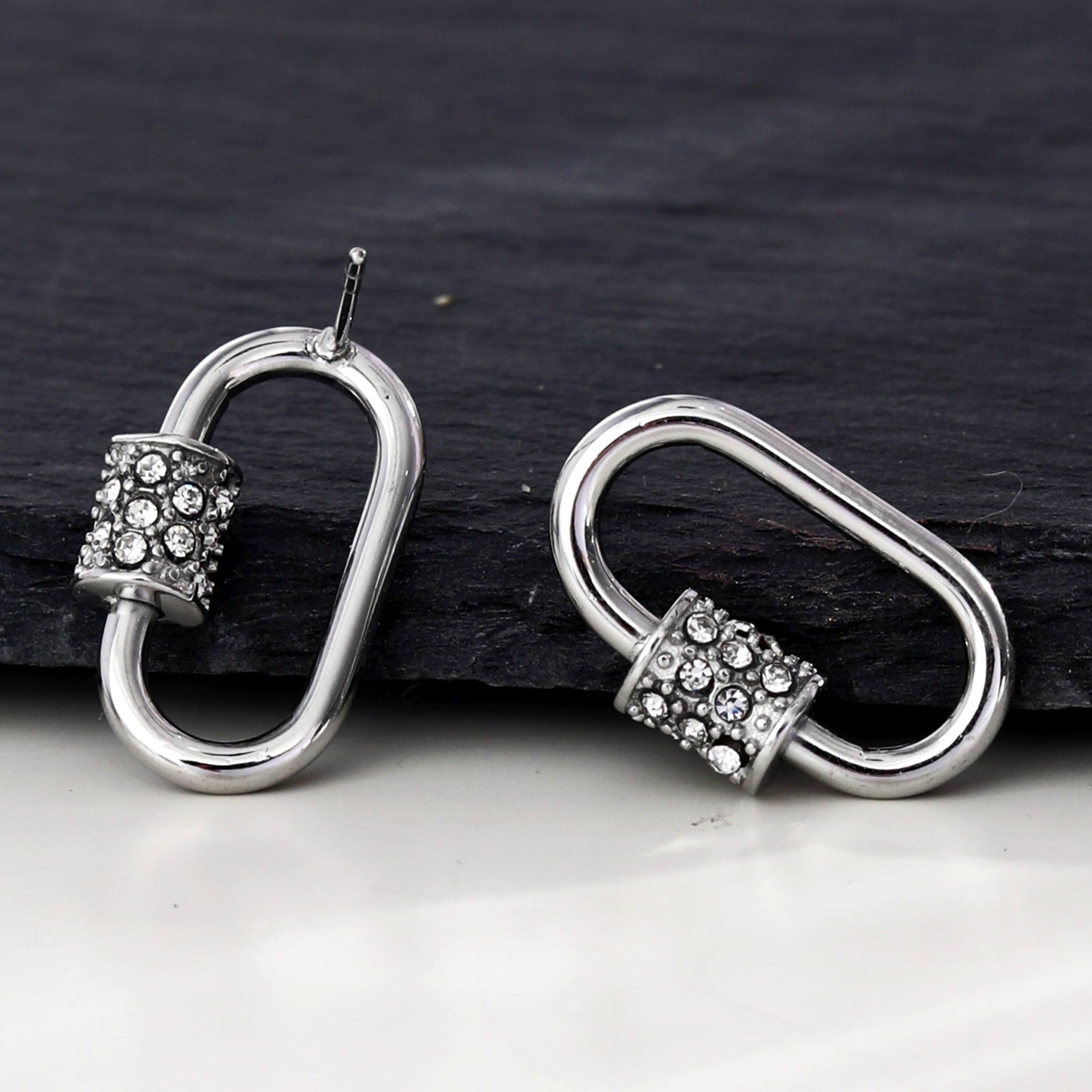 Boucles d'oreilles à mousqueton en argent LENNON avec accents de zircone pavée.
