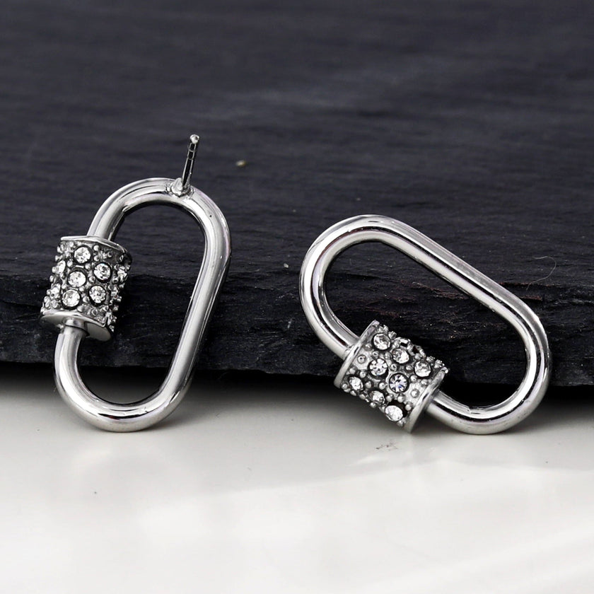 Boucles d'oreilles à mousqueton en argent LENNON avec accents de zircone pavée.
