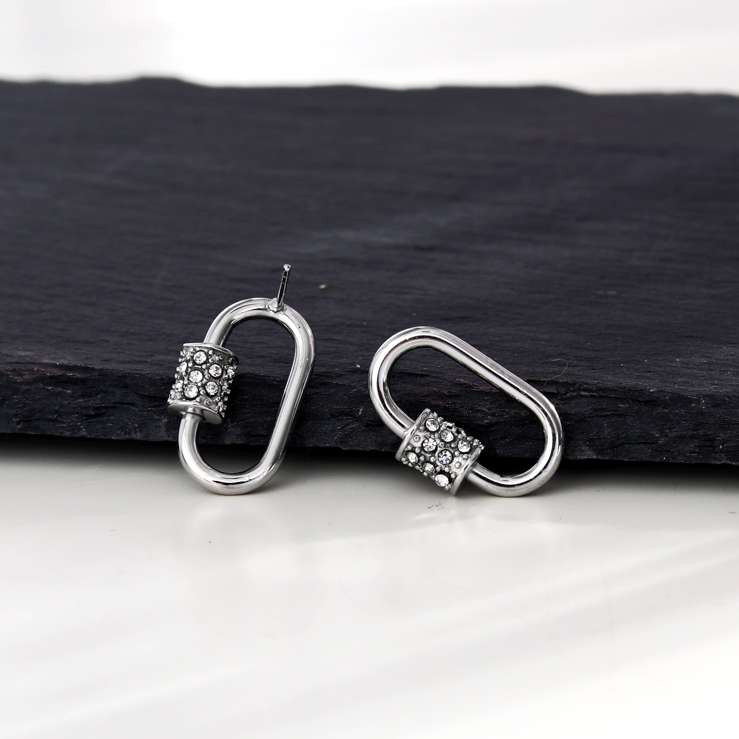Boucles d'oreilles à mousqueton en argent LENNON avec accents de zircone pavée.