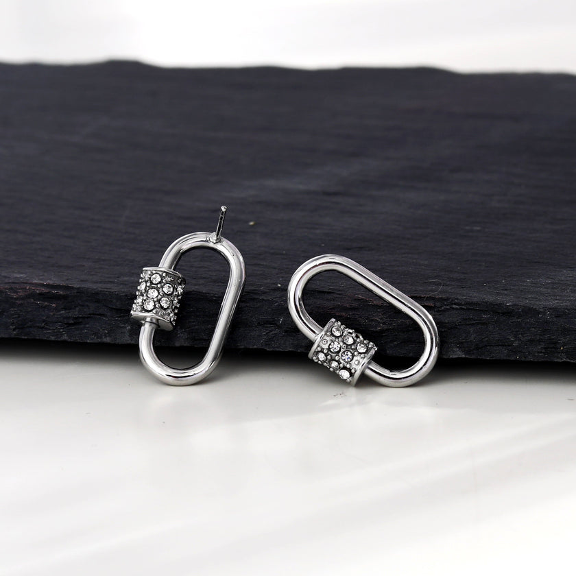 Boucles d'oreilles à mousqueton en argent LENNON avec accents de zircone pavée.