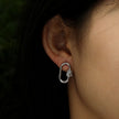 Boucles d'oreilles à mousqueton en argent LENNON avec accents de zircone pavée.