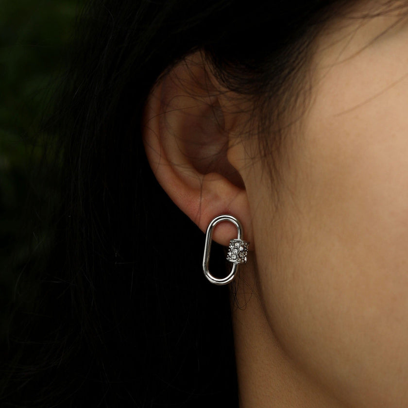 Boucles d'oreilles à mousqueton en argent LENNON avec accents de zircone pavée.