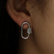 Boucles d'oreilles à mousqueton en argent LENNON avec accents de zircone pavée.
