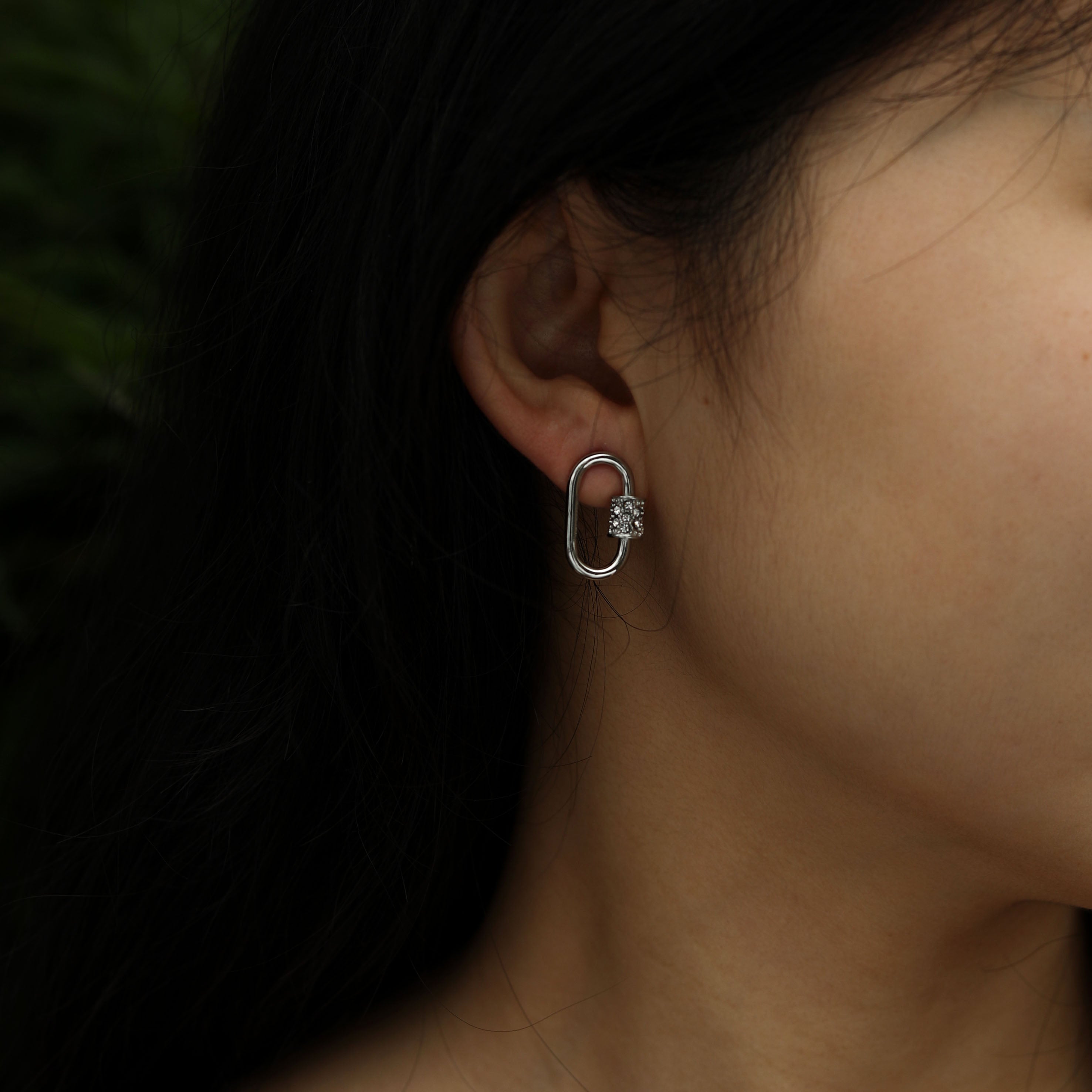 Boucles d'oreilles à mousqueton en argent LENNON avec accents de zircone pavée.