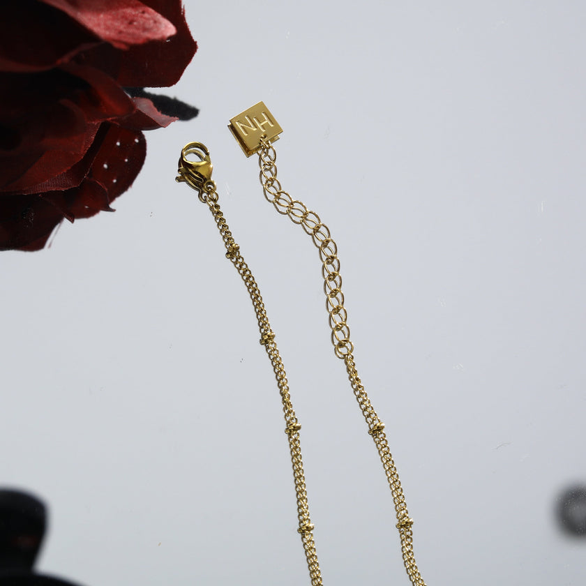 LERATI : Chaîne perlée avec pendentif en perle d'eau douce encapsulée en or.