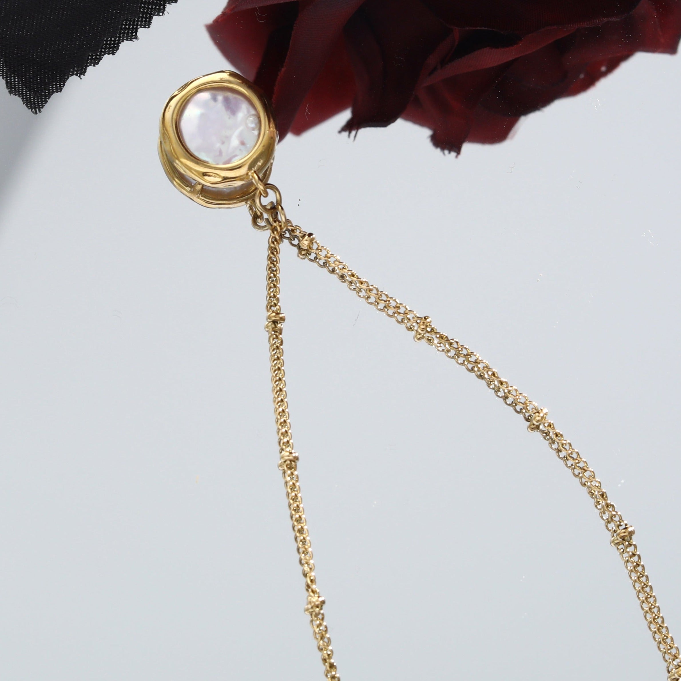 LERATI : Chaîne perlée avec pendentif en perle d'eau douce encapsulée en or.