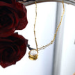 LERATI : Chaîne perlée avec pendentif en perle d'eau douce encapsulée en or.