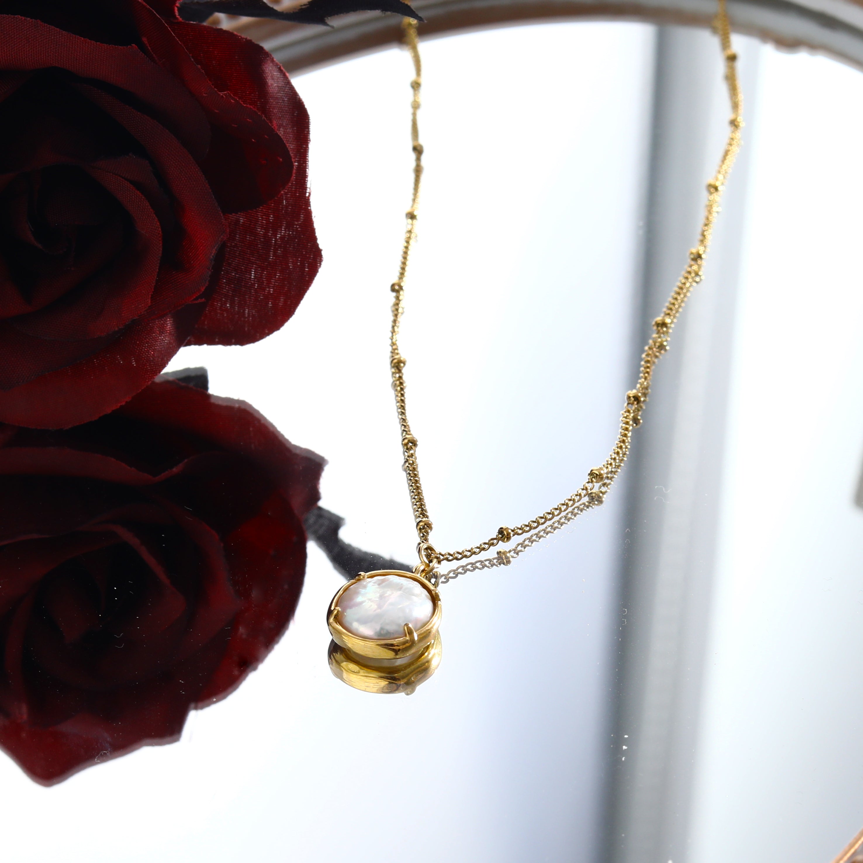 LERATI : Chaîne perlée avec pendentif en perle d'eau douce encapsulée en or.