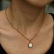LERATI : Chaîne perlée avec pendentif en perle d'eau douce encapsulée en or.