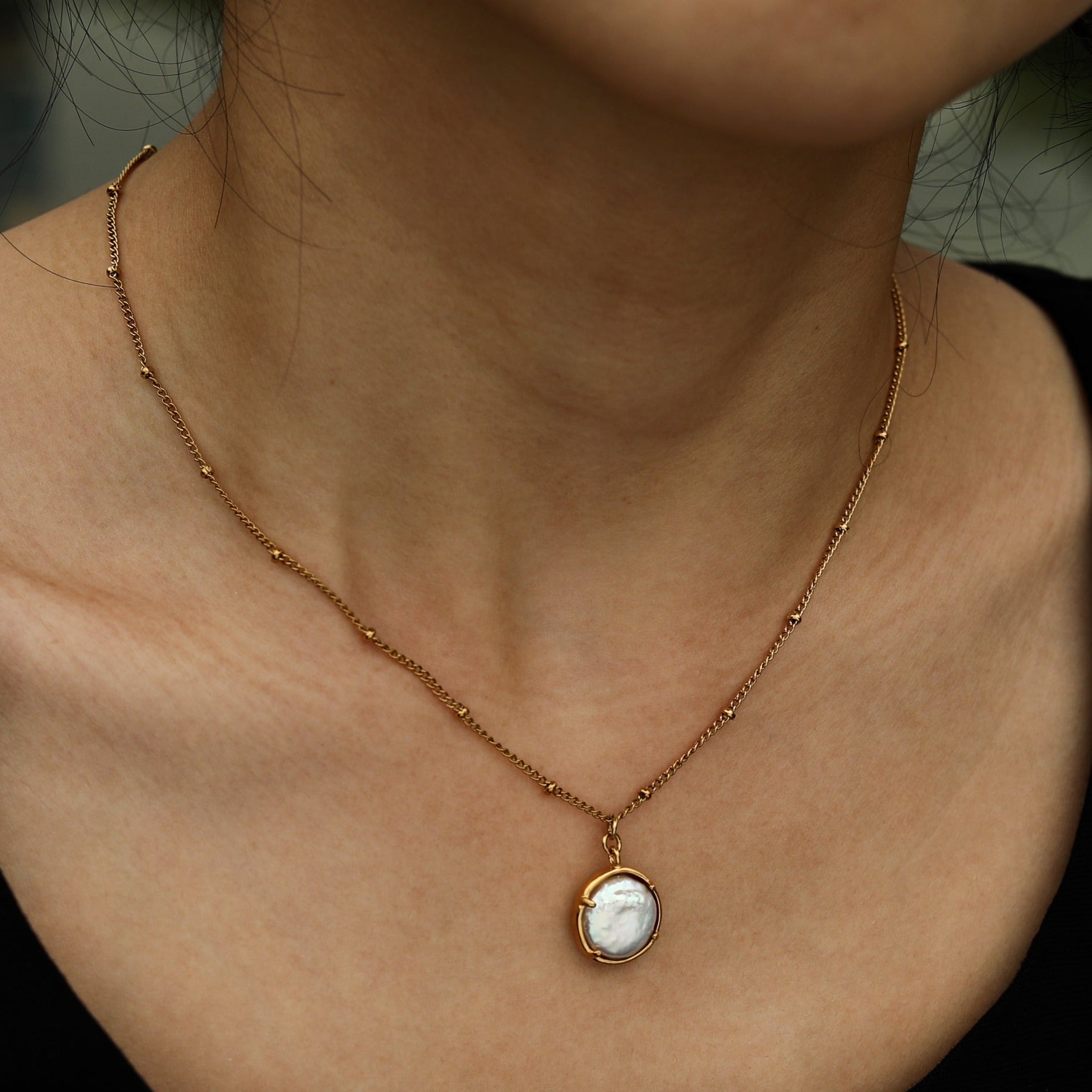 LERATI : Chaîne perlée avec pendentif en perle d'eau douce encapsulée en or.