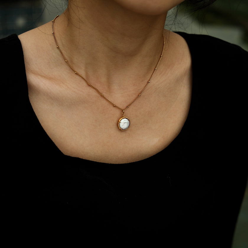 LERATI : Chaîne perlée avec pendentif en perle d'eau douce encapsulée en or.