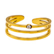 Style LIEZEL : Bague à trois anneaux avec une pierre précieuse en zircone solitaire.