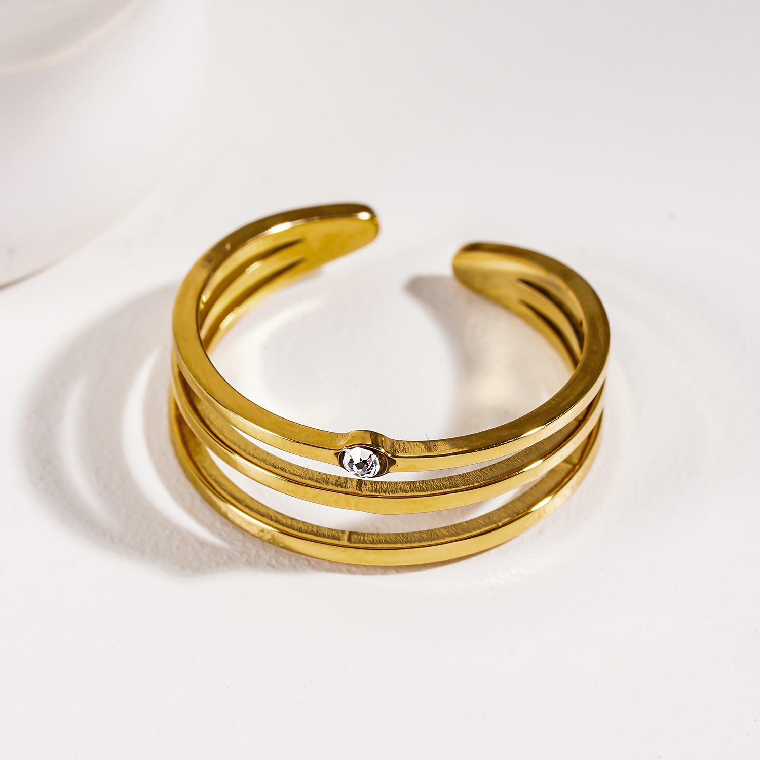 Style LIEZEL : Bague à trois anneaux avec une pierre précieuse en zircone solitaire.