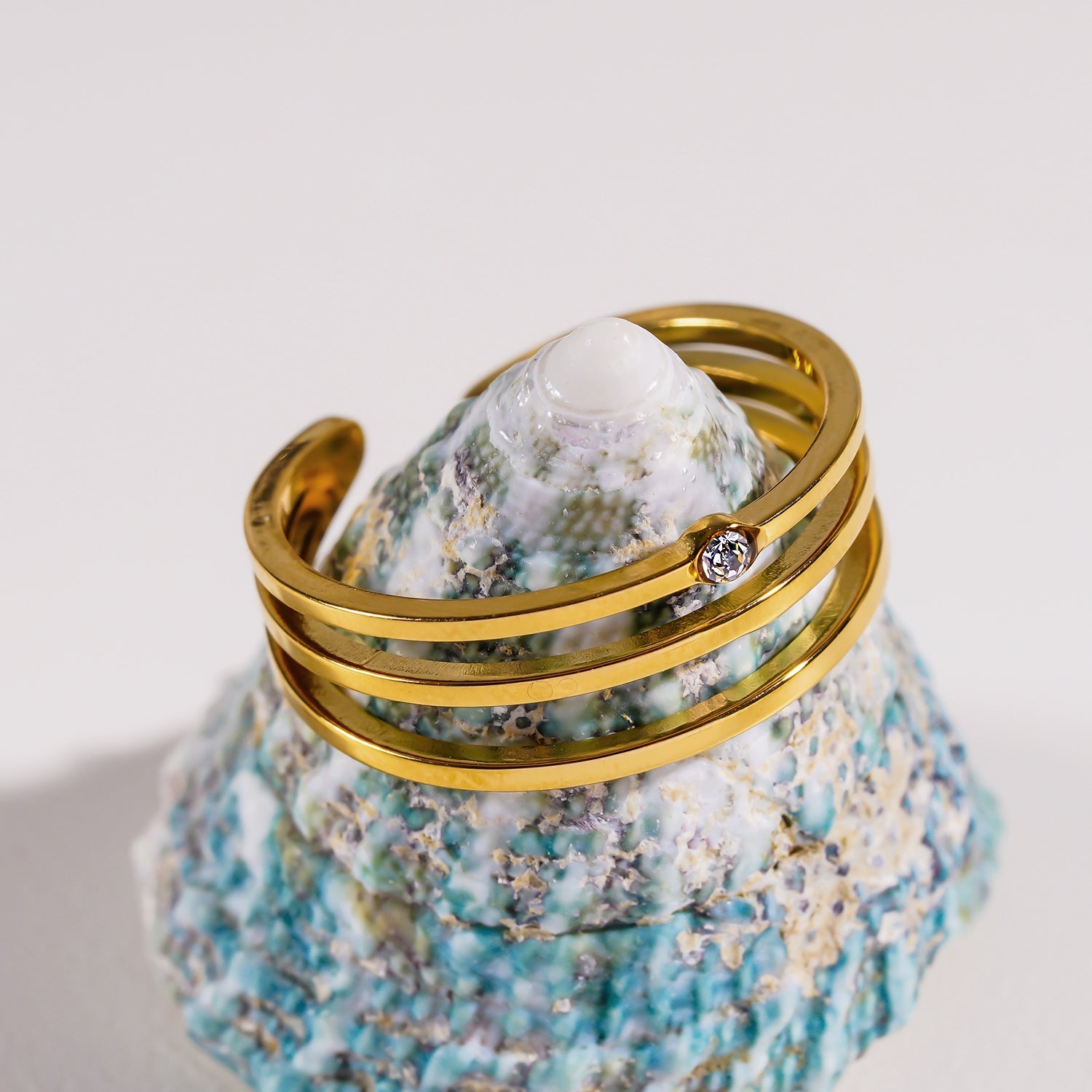 Style LIEZEL : Bague à trois anneaux avec une pierre précieuse en zircone solitaire.