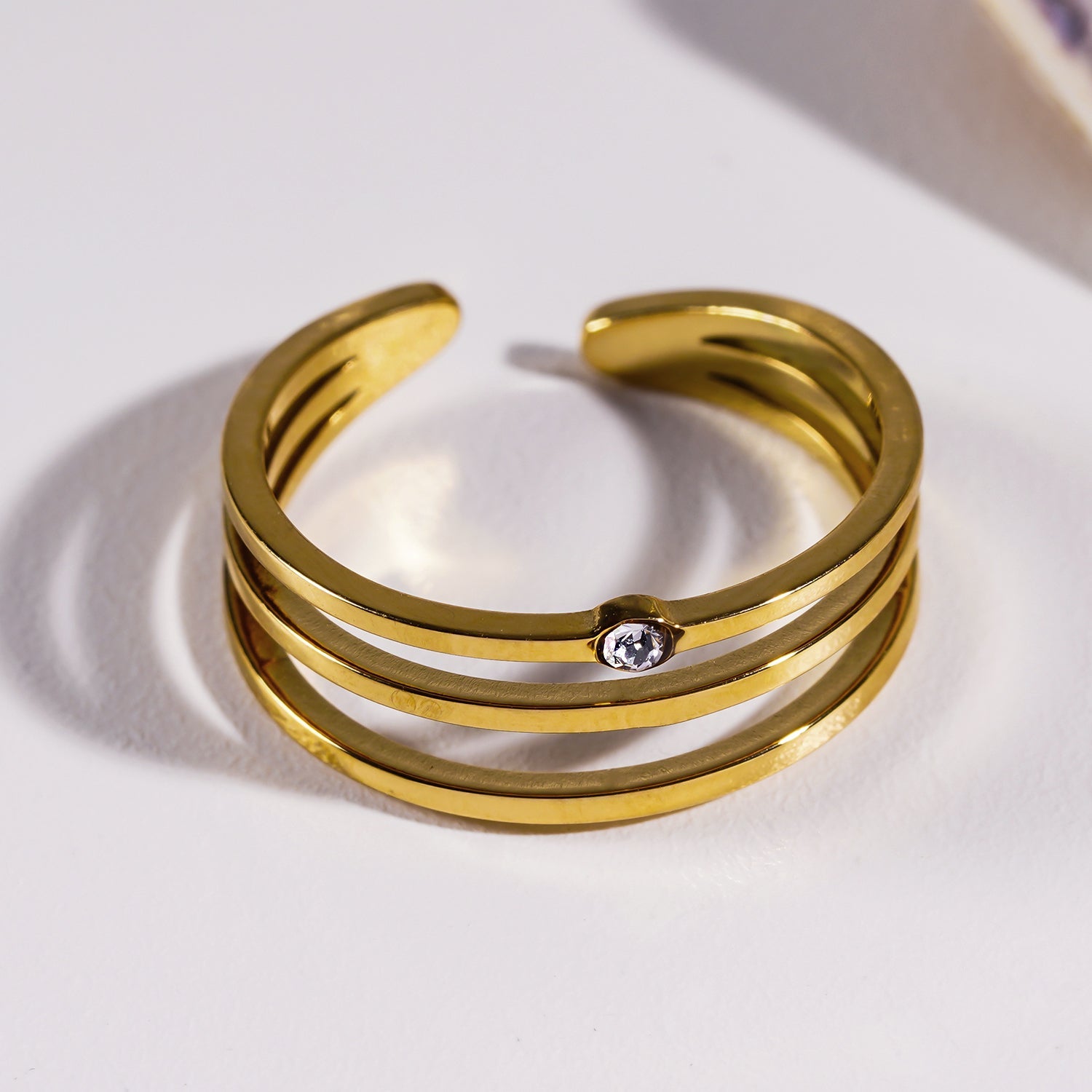 Style LIEZEL : Bague à trois anneaux avec une pierre précieuse en zircone solitaire.