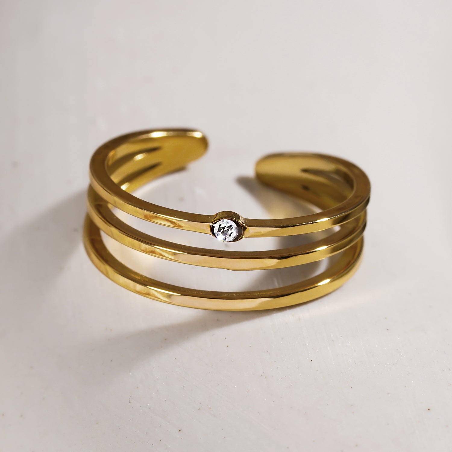 Style LIEZEL : Bague à trois anneaux avec une pierre précieuse en zircone solitaire.