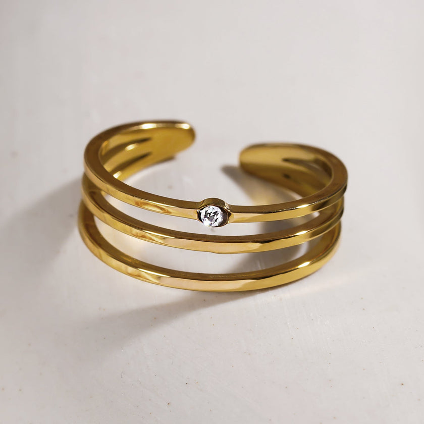 Style LIEZEL : Bague à trois anneaux avec une pierre précieuse en zircone solitaire.