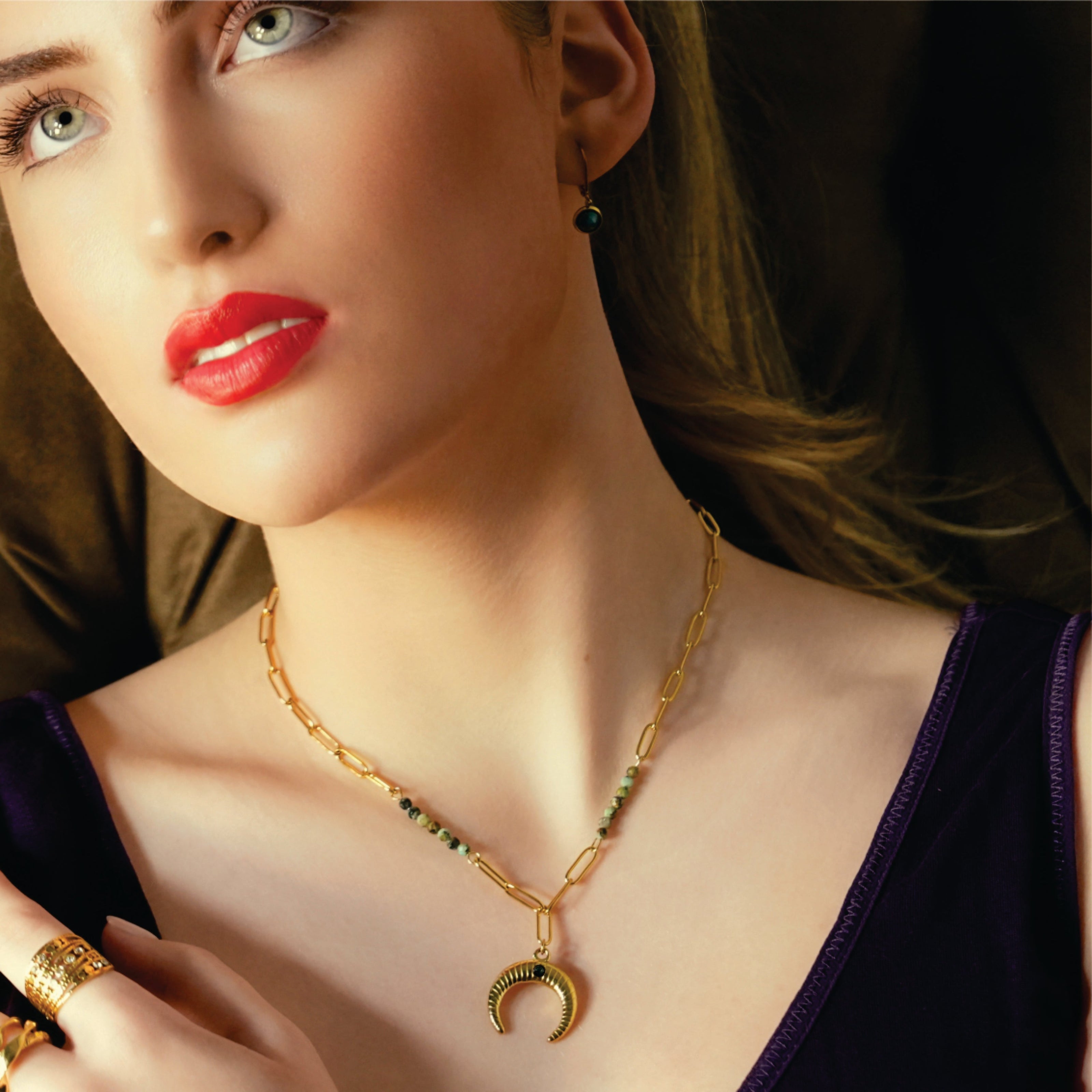 LILLE : Collier doré avec pendentif croissant de lune en turquoise africaine naturelle, style bohème chic.