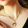 LILLE : Collier doré avec pendentif croissant de lune en turquoise africaine naturelle, style bohème chic.