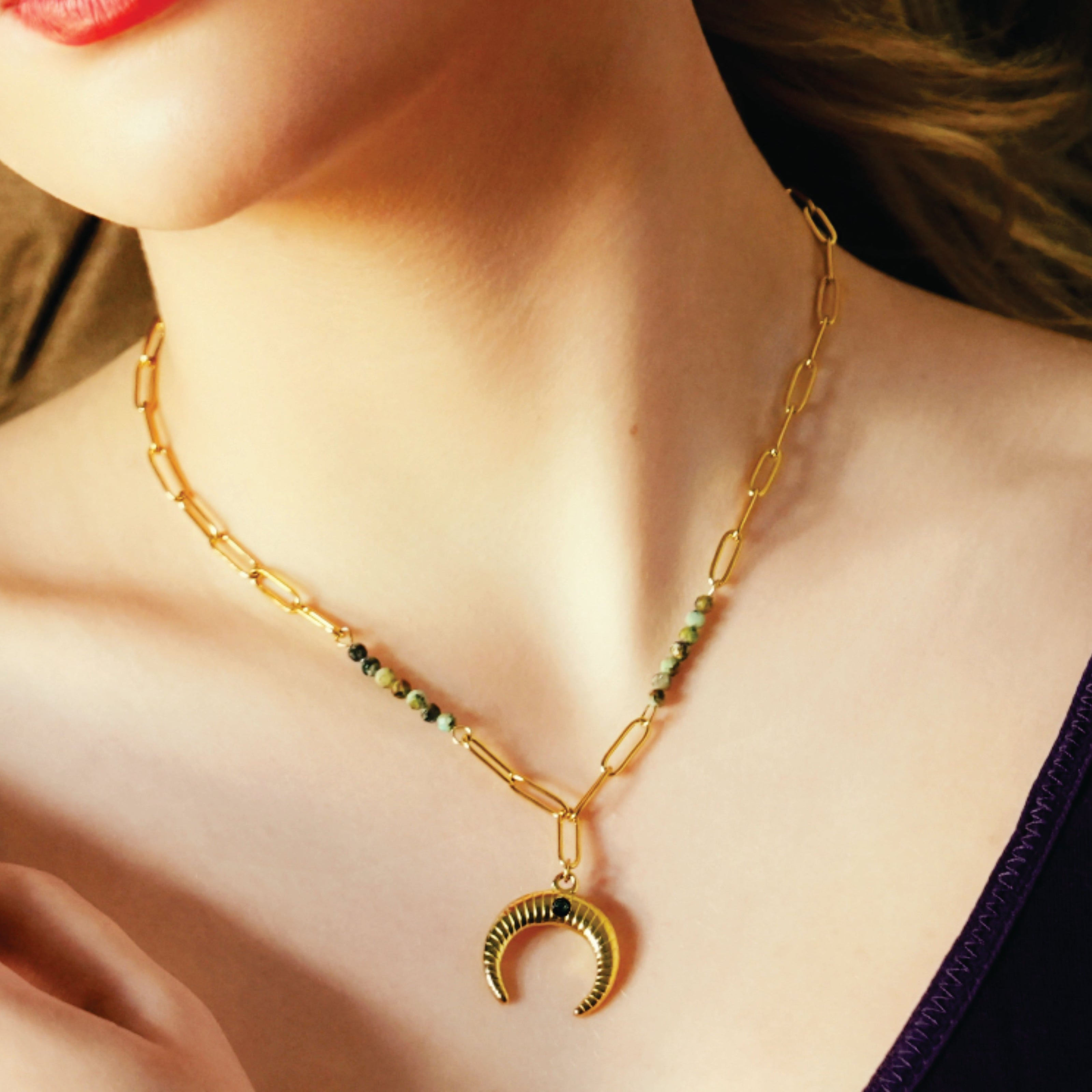 LILLE : Collier doré avec pendentif croissant de lune en turquoise africaine naturelle, style bohème chic.