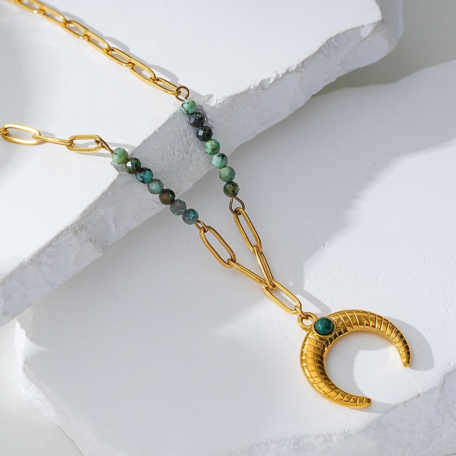 LILLE : Collier doré avec pendentif croissant de lune en turquoise africaine naturelle, style bohème chic.