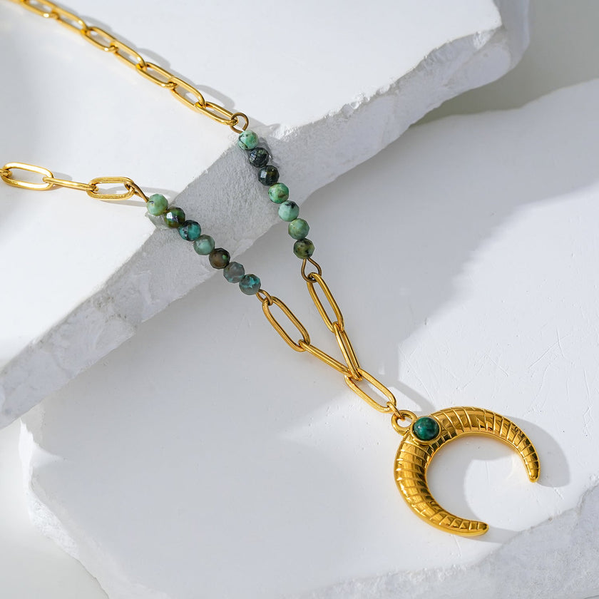 LILLE : Collier doré avec pendentif croissant de lune en turquoise africaine naturelle, style bohème chic.