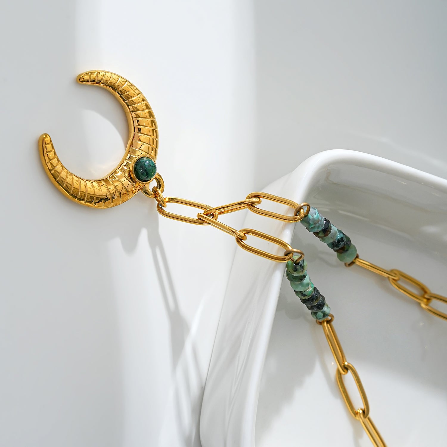 LILLE : Collier doré avec pendentif croissant de lune en turquoise africaine naturelle, style bohème chic.
