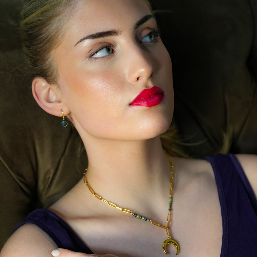 LILLE : Collier doré avec pendentif croissant de lune en turquoise africaine naturelle, style bohème chic.